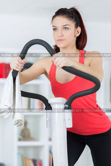 beautiful young woman exercising on stepper at the home. Стоковое фото, агентство Ingram Publishing / Фотобанк Лори