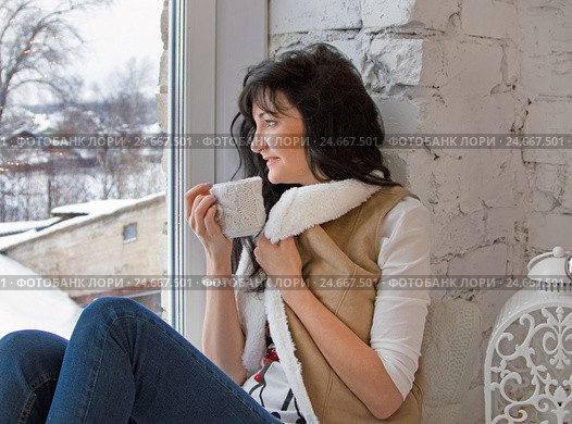 Beautiful young woman in Christmas decorations in interior. Стоковое фото, фотограф ElenArt / Фотобанк Лори