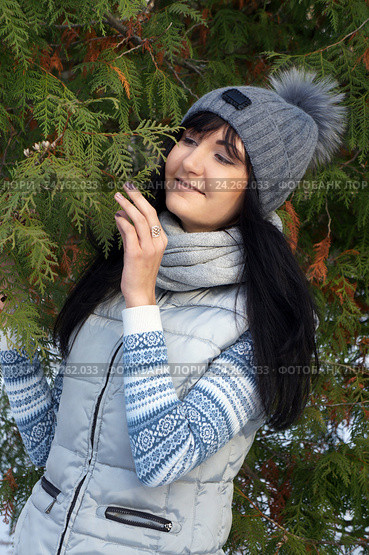 Beautiful young woman in winter forest. Стоковое фото, фотограф ElenArt / Фотобанк Лори