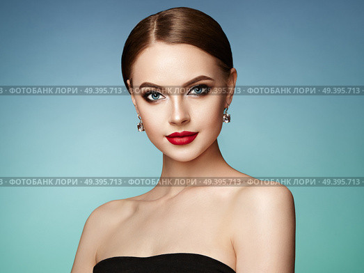 Beautiful Young Woman with Clean Fresh Skin. Perfect Makeup. Beauty Fashion. Eyelashes. Cosmetic Eyeshadow. Highlighting. Cosmetology, Beauty and Spa. Стоковое фото, агентство Ingram Publishing / Фотобанк Лори