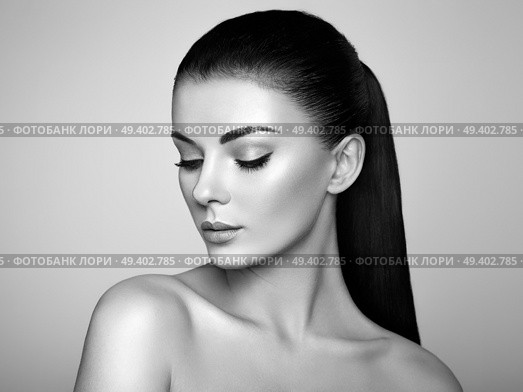 Beautiful Young Woman with Clean Fresh Skin. Perfect Makeup. Beauty Fashion. Eyelashes. Cosmetic Eyeshadow. Highlighting. Cosmetology, Beauty and Spa. Стоковое фото, агентство Ingram Publishing / Фотобанк Лори