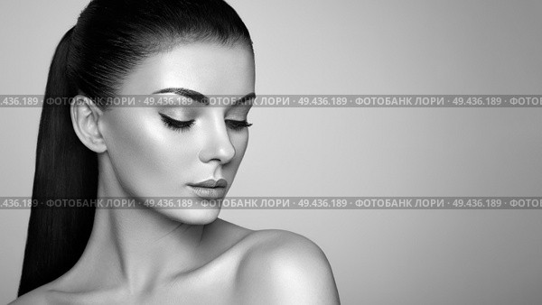Beautiful Young Woman with Clean Fresh Skin. Perfect Makeup. Beauty Fashion. Eyelashes. Cosmetic Eyeshadow. Highlighting. Cosmetology, Beauty and Spa. Стоковое фото, агентство Ingram Publishing / Фотобанк Лори