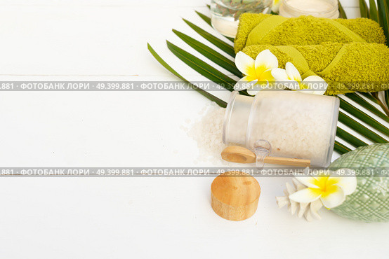 Beauty background with welness cosmetic products, succulents and flowers on white wooden background. Beauty background with facial cosmetic products. Стоковое фото, агентство Ingram Publishing / Фотобанк Лори