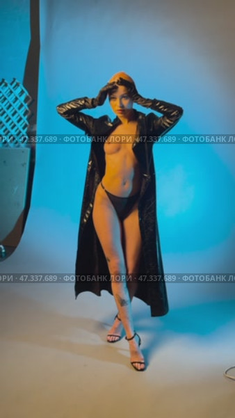 Beauty in lingerie showcases elegance during backstage shoot. Стоковое видео, видеограф Гурьянов Андрей / Фотобанк Лори