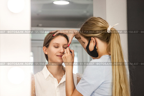 Beauty Transformation Takes Place at a Wellness Salon With an Expert Make-Up Artist's Touch. Стоковое фото, фотограф Aleksandr Golubev / Фотобанк Лори