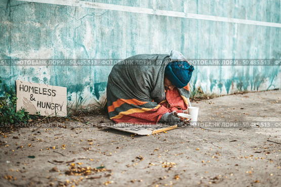 Beggars sitting on the street with homeless messages please help. Стоковое фото, агентство Ingram Publishing / Фотобанк Лори
