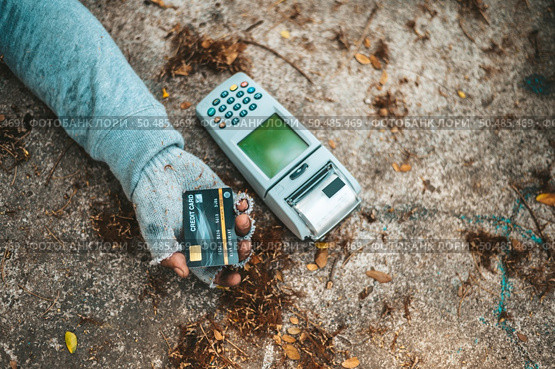 Beggars sitting under the overpass with a credit card and credit card swipe machine. Стоковое фото, агентство Ingram Publishing / Фотобанк Лори