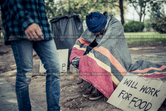 Beggars wrapped in cloth and then put on a hat and sat down beside the street and someone gave money. Стоковое фото, агентство Ingram Publishing / Фотобанк Лори
