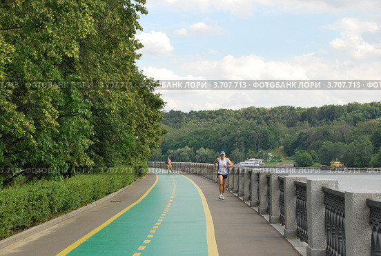 Беговая дорожка у стадиона Лужники. Москва (2012 год). Стоковое фото, фотограф Инесса Гаварс / Фотобанк Лори