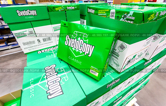Белая бумага SvetoCopy для офисной техники в коробках, продается в супермаркете. Редакционное фото, фотограф FotograFF / Фотобанк Лори