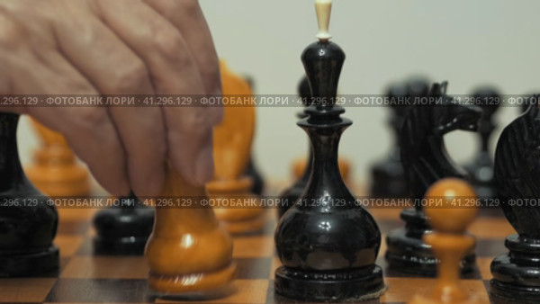 Белая шахматная ладья и черный шахматный король. Рука двигает шахматную фигуру. Стоковое видео, видеограф Евгений Ковальский / Фотобанк Лори