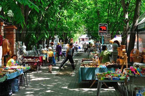 Белокуриха. Рынок сувенирной продукции (2011 год). Редакционное фото, фотограф Александр Тараканов / Фотобанк Лори