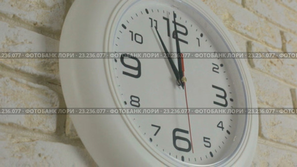Белые часы на стене показывают одиннадцать часов ровно, таймлапс. Стоковое видео, видеограф Юлия Машкова / Фотобанк Лори