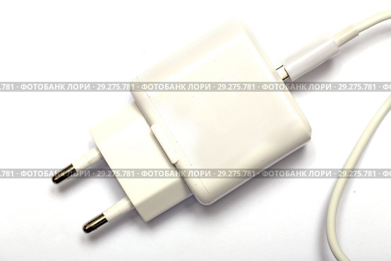Белый зарядник с USB проводом. Стоковое фото, фотограф Евгений Ткачёв / Фотобанк Лори