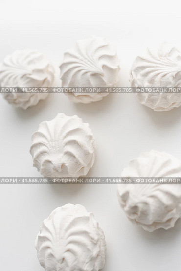 Белый зефир на белом фоне. White marshmallows on a white background. Стоковое фото, фотограф Ольга Митряева / Фотобанк Лори