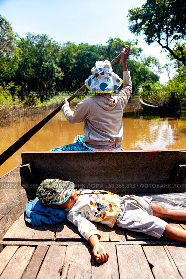 Beneath Cambodian Skies Resting Upon Still Waters of Tonle Sap Lake (2014 год). Редакционное фото, фотограф Aleksandr Golubev / Фотобанк Лори