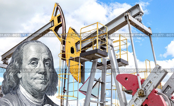 Benjamin Franklin portrait from american dollars and oil pump jack extraction machine. Стоковое фото, фотограф FotograFF / Фотобанк Лори
