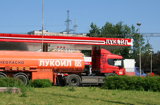 Бензовоз у автозаправочной станции "Лукойл" (2011 год). Редакционное фото, фотограф Щеголева Ольга / Фотобанк Лори