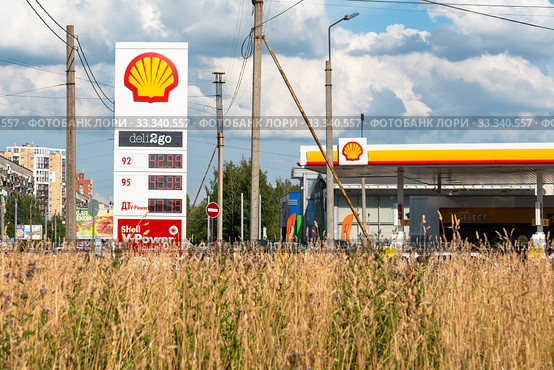 Бензозаправка "Shell" на Хасанской улице. Санкт-Петербург (2019 год). Редакционное фото, фотограф Александр Щепин / Фотобанк Лори