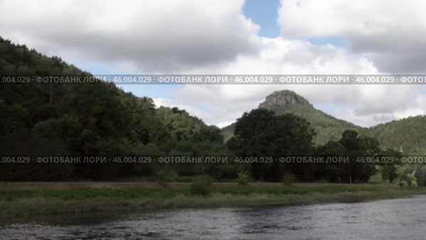 Берег реки Эльба. Вид с палубы парохода. Германия. Лето. Июль. Bank of the Elbe River. View from the deck of the ship. Germany. Summer. July. Стоковое видео, видеограф Горшков Александр / Фотобанк Лори