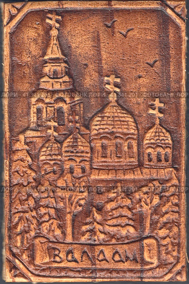 Берестяной значок с изображением церквей Валаама. Фалеристика. Россия, (2017 год) Редакционное фото, фотограф Сергей Елизарьев / Фотобанк Лори
