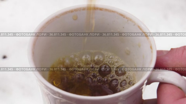 Берёзовый или кленовый сироп. Наливание сиропа. Birch or maple syrup. Pouring syrup. Стоковое видео, видеограф Евгений Романов / Фотобанк Лори