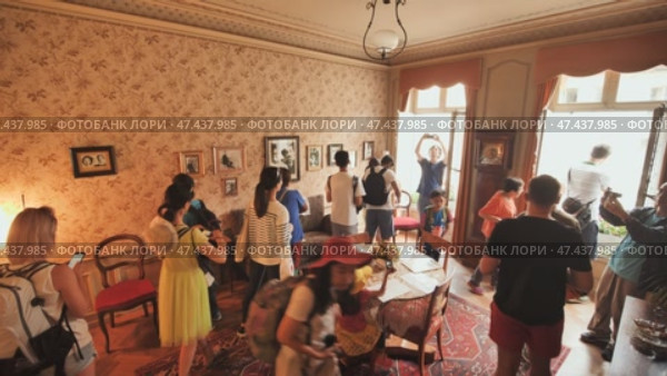 Bern, Switzerland - August 6, 2018: House Einstein Museum with visitors. Редакционное видео, видеограф Mikhail Davidovich / Фотобанк Лори