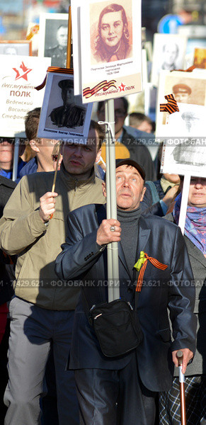 "Бессмертный полк". Санкт-Петербург. Портрет Зинаиды Портновой (2015 год). Редакционное фото, фотограф Александр Алексеев / Фотобанк Лори
