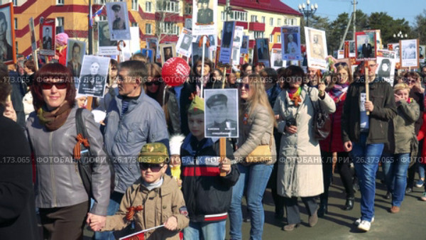 Бессмертный полк в Южно-Сахалинске 9 мая 2016 года. Редакционное видео, видеограф Юрий Долгинцов / Фотобанк Лори