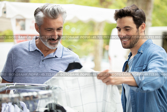 best friends shopping clothes at the market. Стоковое фото, агентство Ingram Publishing / Фотобанк Лори