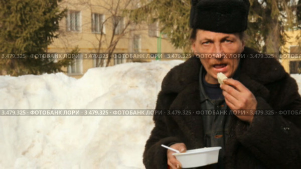 Бездомные (бомж) едят на свежем воздухе, Уфа (2012 год). Редакционное видео, видеограф Mikhail Erguine / Фотобанк Лори