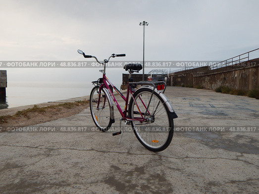 Bicycle on the pier (2021 год). Редакционное фото, фотограф Александр Малышев / Фотобанк Лори