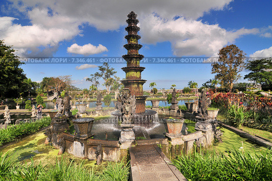 Big fountain in Royal water palace and pools Tirthagangga, Bali. Стоковое фото, агентство BE&W Photo / Фотобанк Лори