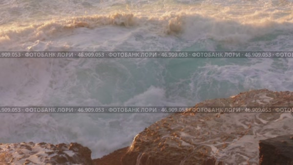 Big splashes of Atlantic ocean at sunset. Стоковое видео, видеограф Михаил Коханчиков / Фотобанк Лори