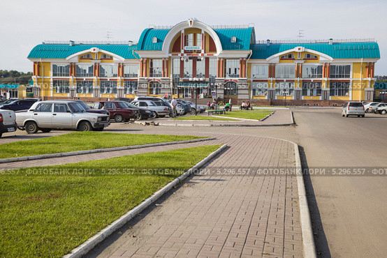Бийск. Железнодорожный вокзал. (2013 год). Редакционное фото, фотограф Gagara / Фотобанк Лори