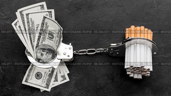 bills cigarettes handcuffed. Стоковое фото, агентство Ingram Publishing / Фотобанк Лори