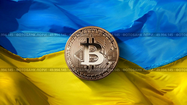 bitcoin Gold on a Ukrainian flag background. State regulation of the crypto currency market. Ukraine is one of the five fastest growing countries in the world in the crypto currency market. Cryptocurrency and blockchain trading concept. Can be used for video or site cove. bitcoin Gold on a Ukrainian flag background. Ukraine, successfully developing country in the crypto currency market. Стоковое фото, агентство Ingram Publishing / Фотобанк Лори