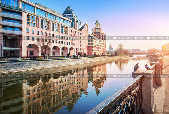Бизнес-центр на Космодамианской набережной в Москве. Business Center on the Kosmodamianskaya Embankment in Moscow (2019 год). Стоковое фото, фотограф Baturina Yuliya / Фотобанк Лори