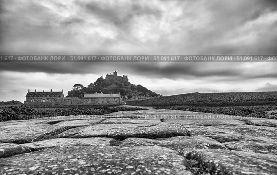Black and white image of a causeway to St Michael's Mount island. Cornwall. England. GB (2009 год). Стоковое фото, фотограф Сергей Пристяжнюк (Serg Zastavkin) / Фотобанк Лори