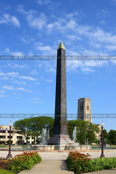 Black granite obelisk on Veterans Memorial Plaza (Obelisk Square).  Indianapolis, Indiana (2014 год). Редакционное фото, фотограф Валерия Попова / Фотобанк Лори