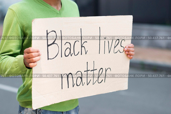 black lives matter concept quote cardboard. Стоковое фото, агентство Ingram Publishing / Фотобанк Лори