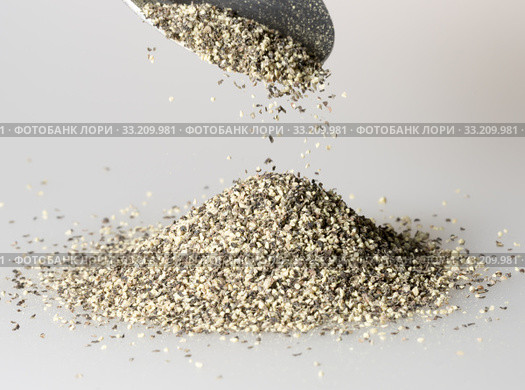 Black Pepper Falling from Tablespoon. Стоковое фото, фотограф Niklas Emmoth / Smarterpix / Фотобанк Лори
