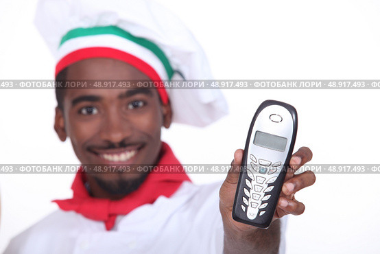 black pizzaiolo holding out phone. Стоковое фото, агентство Ingram Publishing / Фотобанк Лори