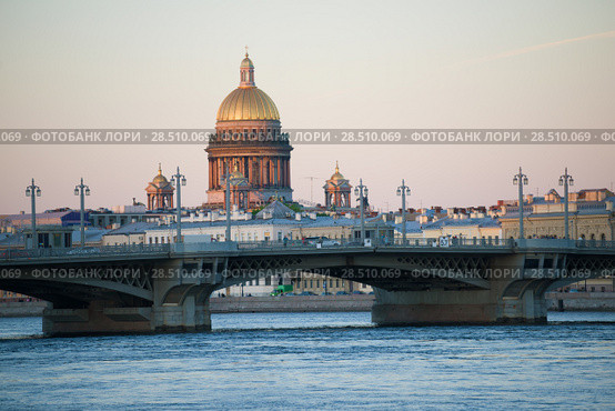 Благовещенский мост и купол Исаакиевского собора  майским вечером. Санкт-Петербург, Россия (2018 год). Стоковое фото, фотограф Виктор Карасев / Фотобанк Лори