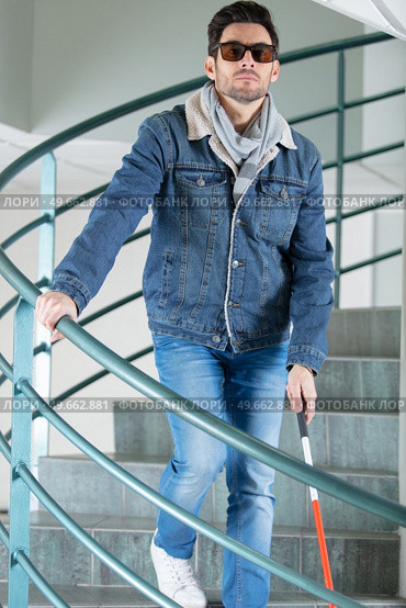 blind man descends staircase with a stick. Стоковое фото, агентство Ingram Publishing / Фотобанк Лори