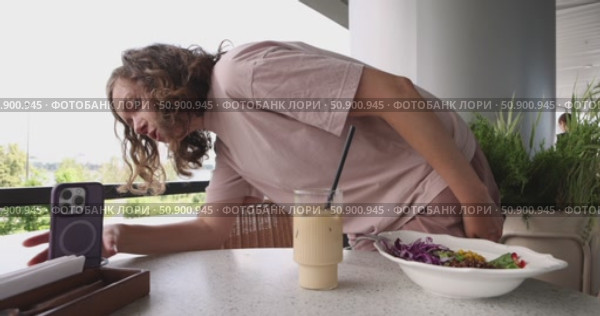 Blogger taking pictures of food and drink in restaurant. Стоковое видео, видеограф Ekaterina Demidova / Фотобанк Лори