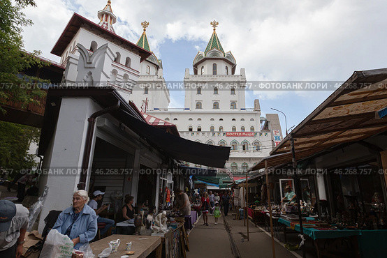 Блошинный рынок в Измайловском кремле. Москва (2024 год). Редакционное фото, фотограф Evgenia Shevardina / Фотобанк Лори