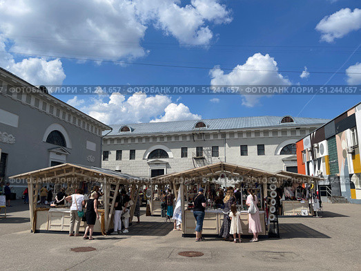 Блошиный рынок Мосвинтаж во дворе Музея Москвы. Редакционное фото, фотограф Галина Лукьяненко / Фотобанк Лори