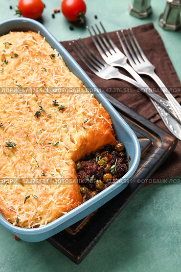 Блюдо для выпечки с вкусным пастушьим пирогом на зеленом фоне, крупным планом. Стоковое фото, фотограф Pixel_shot / Фотобанк Лори