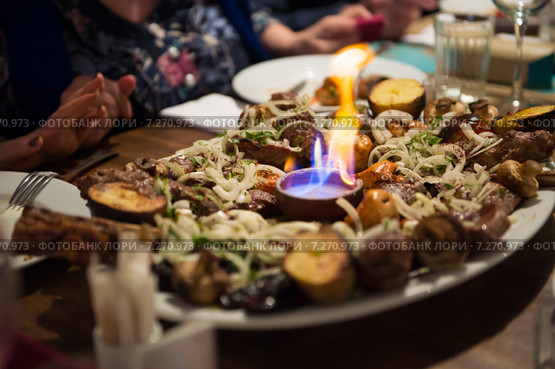 Блюдо от шеф-повора, шашлык, мясо с огнем. Стоковое фото, фотограф Екатерина Тимонова / Фотобанк Лори